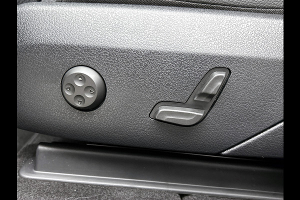 Mercedes-Benz GLC 300e 4MATIC Business Solution Luxury | Advanced pakket | Trekhaak | Sierdelen ruitlook zilvergrijs | Smartphone-integratie | Stoelverwarming | Sfeerverlichting | Warmtewerend, donkergetint glas |