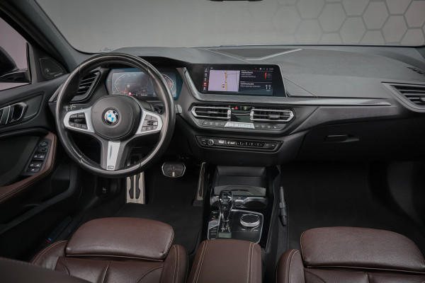 BMW 1-serie 118i High Executive M-Sport | HARMAN & KARDON | PANORAMADAK | SPORTSTOELEN VOLLEDER INTERIEUR | STOELVERWARMING | SFEERVERLICHTING | CRUISE CONTROL |