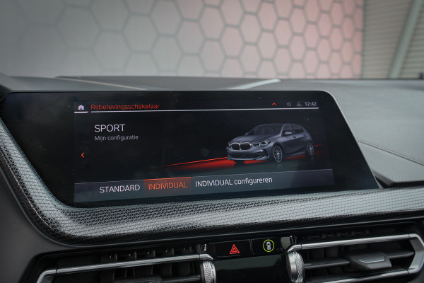 BMW 1-serie 118i High Executive M-Sport | HARMAN & KARDON | PANORAMADAK | SPORTSTOELEN VOLLEDER INTERIEUR | STOELVERWARMING | SFEERVERLICHTING | CRUISE CONTROL |