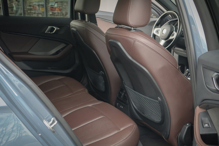 BMW 1-serie 118i High Executive M-Sport | HARMAN & KARDON | PANORAMADAK | SPORTSTOELEN VOLLEDER INTERIEUR | STOELVERWARMING | SFEERVERLICHTING | CRUISE CONTROL |