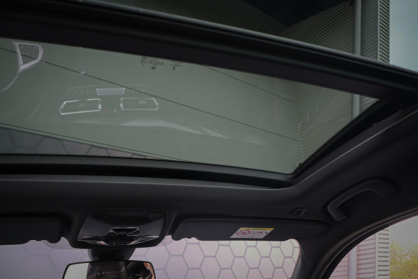BMW 1-serie 118i High Executive M-Sport | HARMAN & KARDON | PANORAMADAK | SPORTSTOELEN VOLLEDER INTERIEUR | STOELVERWARMING | SFEERVERLICHTING | CRUISE CONTROL |