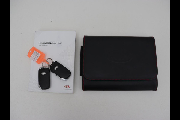 Kia Ceed 1.6 GDI PHEV DynamicPlusLine | SOH 96% | Stoelverwarming | Adaptive cruise | Camera | Carplay | Stuurverwarming | Navigatie | Full LED | Climate control | Half leder | Plug In