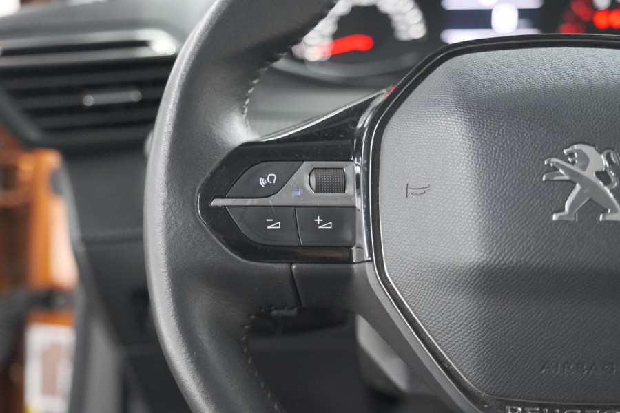 Peugeot 2008 PureTech 100 Allure | Trekhaak | Apple Carplay | Parkeersensoren