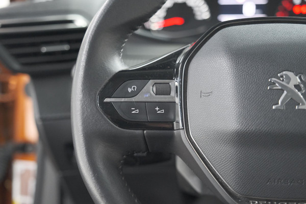 Peugeot 2008 PureTech 100 Allure | Trekhaak | Apple Carplay | Parkeersensoren