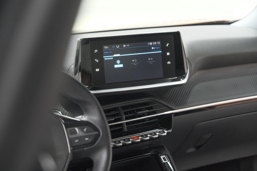 Peugeot 2008 PureTech 100 Allure | Trekhaak | Apple Carplay | Parkeersensoren