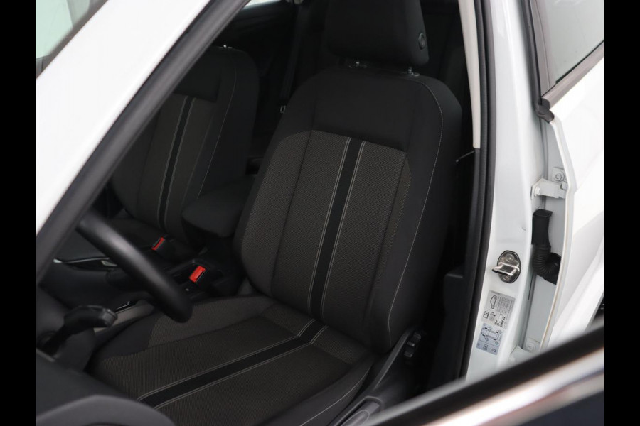 Volkswagen T-Roc 1.0 TSI Style Business | Trekhaak | Camera | Adaptive cruise | Carplay | Navigatie | Side Assist | Climate control | DAB | Parkeerhulp | Bluetooth