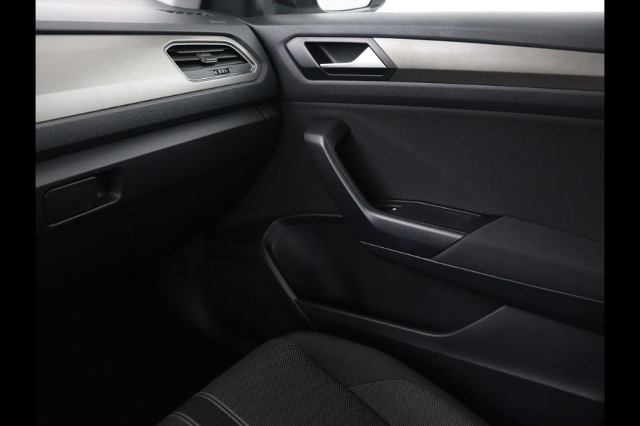 Volkswagen T-Roc 1.0 TSI Style Business | Trekhaak | Camera | Adaptive cruise | Carplay | Navigatie | Side Assist | Climate control | DAB | Parkeerhulp | Bluetooth