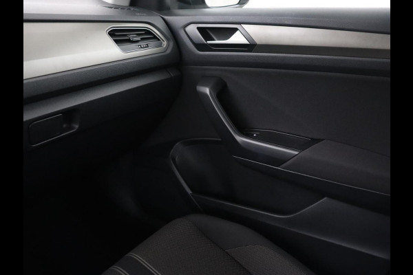 Volkswagen T-Roc 1.0 TSI Style Business | Trekhaak | Camera | Adaptive cruise | Carplay | Navigatie | Side Assist | Climate control | DAB | Parkeerhulp | Bluetooth