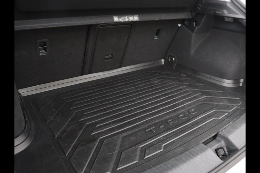 Volkswagen T-Roc 1.0 TSI Style Business | Trekhaak | Camera | Adaptive cruise | Carplay | Navigatie | Side Assist | Climate control | DAB | Parkeerhulp | Bluetooth