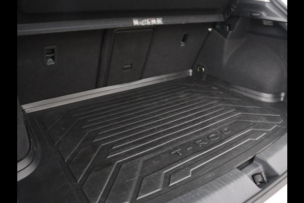 Volkswagen T-Roc 1.0 TSI Style Business | Trekhaak | Camera | Adaptive cruise | Carplay | Navigatie | Side Assist | Climate control | DAB | Parkeerhulp | Bluetooth