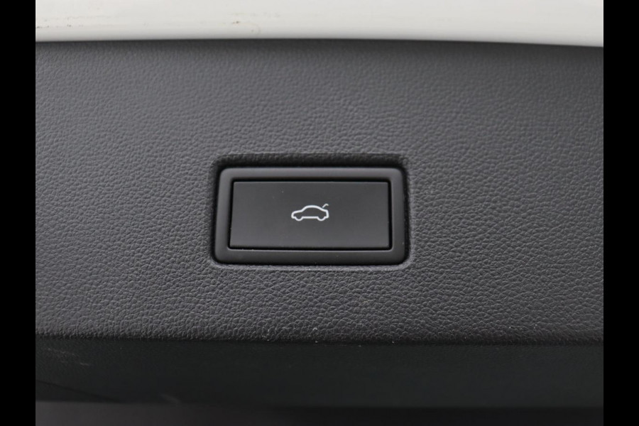 Volkswagen T-Roc 1.0 TSI Style Business | Trekhaak | Camera | Adaptive cruise | Carplay | Navigatie | Side Assist | Climate control | DAB | Parkeerhulp | Bluetooth