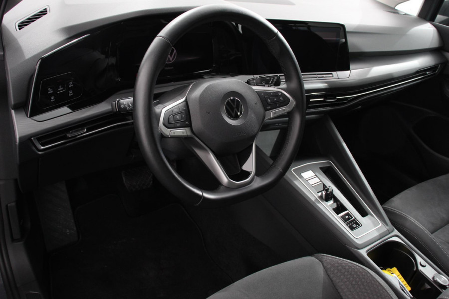 Volkswagen Golf 1.5 eTSI 150pk DSG Style Navigatie Apple Carplay/Android Auto Parkeersensoren Camera Park Assist Adaptive Cruise Control Blind Spot Assist Stoel- en stuurverwarming Ledverlichting Virtual Cockpit Lane Assist