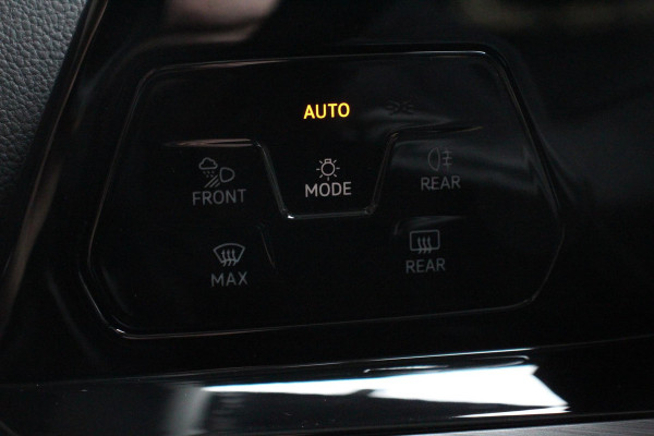 Volkswagen Golf 1.5 eTSI 150pk DSG Style Navigatie Apple Carplay/Android Auto Parkeersensoren Camera Park Assist Adaptive Cruise Control Blind Spot Assist Stoel- en stuurverwarming Ledverlichting Virtual Cockpit Lane Assist