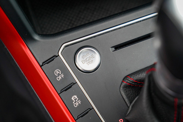 Volkswagen Polo 2.0 TSI GTI | Panorama | Automaat | Climatronic | Stoelverwarming | Virtual cockpit | Apple carplay | NAP