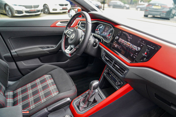Volkswagen Polo 2.0 TSI GTI | Panorama | Automaat | Climatronic | Stoelverwarming | Virtual cockpit | Apple carplay | NAP
