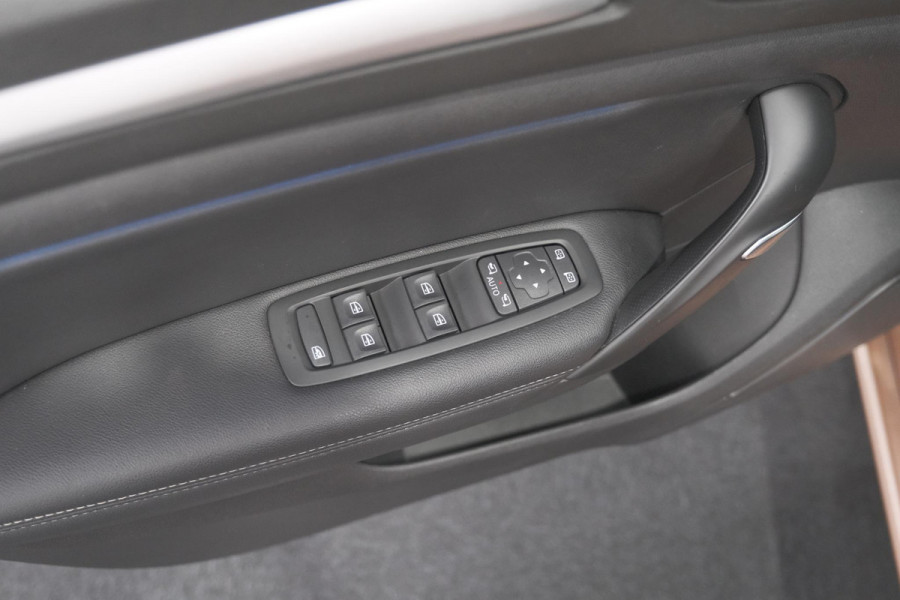 Renault Mégane Estate 1.6 E-Tech Plug-In Hybrid 160 Intens | Stoelmassage | Dodehoekdetectie | Leer | Camera