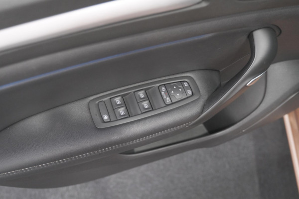 Renault Mégane Estate 1.6 E-Tech Plug-In Hybrid 160 Intens | Stoelmassage | Dodehoekdetectie | Leer | Camera
