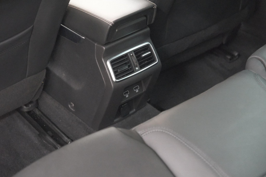 Renault Mégane Estate 1.6 E-Tech Plug-In Hybrid 160 Intens | Stoelmassage | Dodehoekdetectie | Leer | Camera