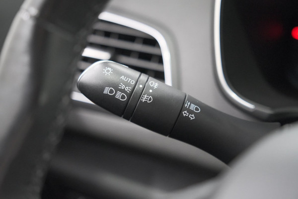 Renault Mégane Estate 1.6 E-Tech Plug-In Hybrid 160 Intens | Stoelmassage | Dodehoekdetectie | Leer | Camera