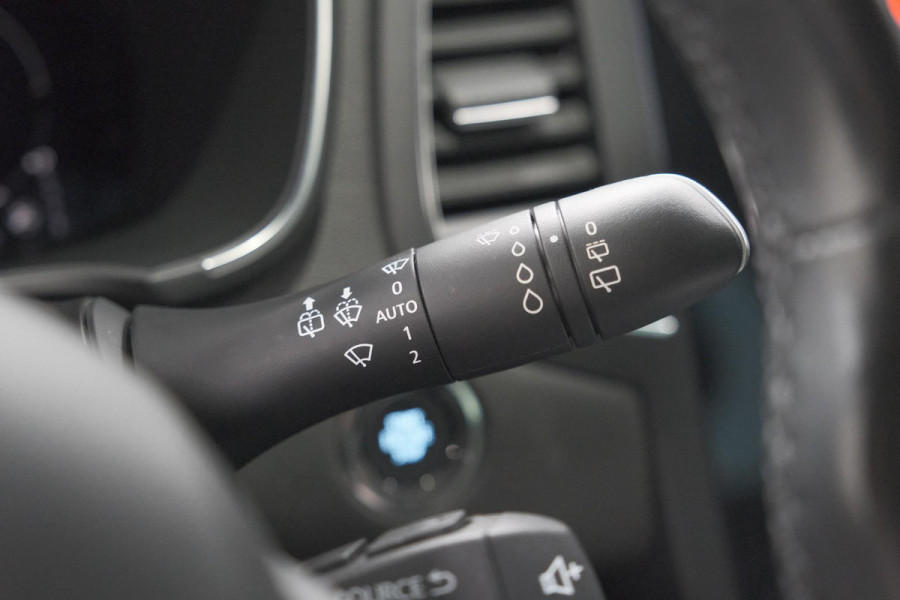 Renault Mégane Estate 1.6 E-Tech Plug-In Hybrid 160 Intens | Stoelmassage | Dodehoekdetectie | Leer | Camera