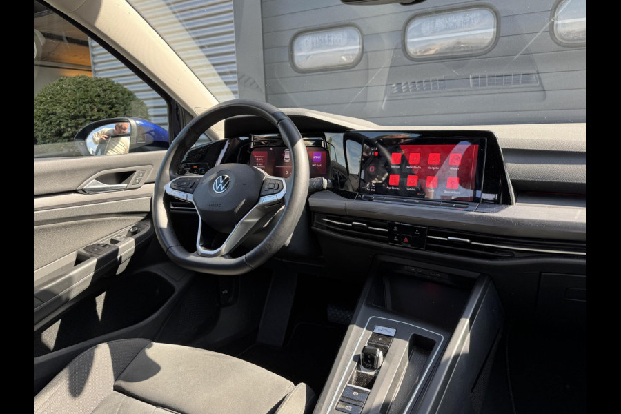 Volkswagen Golf Variant 1.5 eTSI R-Line | Navigatie | Camera | DAB | Trekhaak |