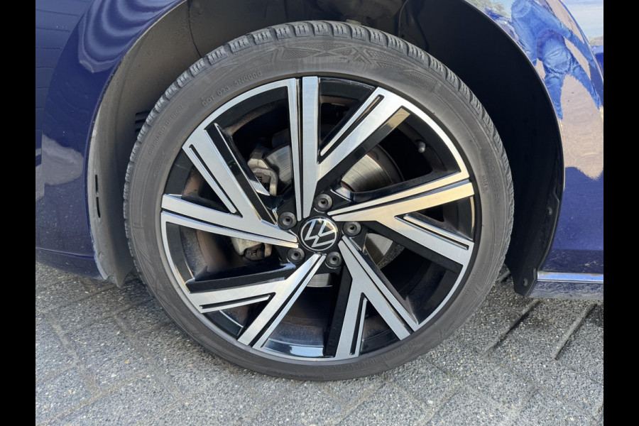 Volkswagen Golf Variant 1.5 eTSI R-Line | Navigatie | Camera | DAB | Trekhaak |