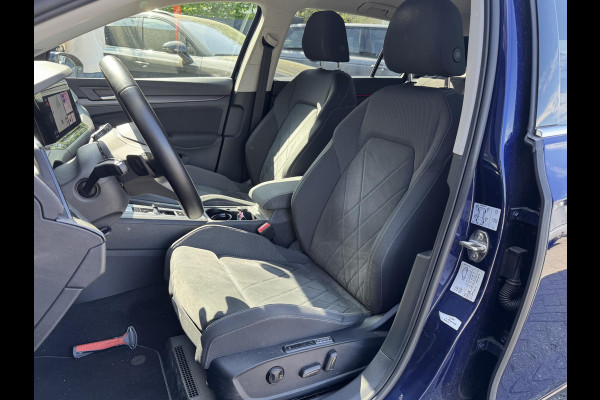 Volkswagen Golf Variant 1.5 eTSI R-Line | Navigatie | Camera | DAB | Trekhaak |