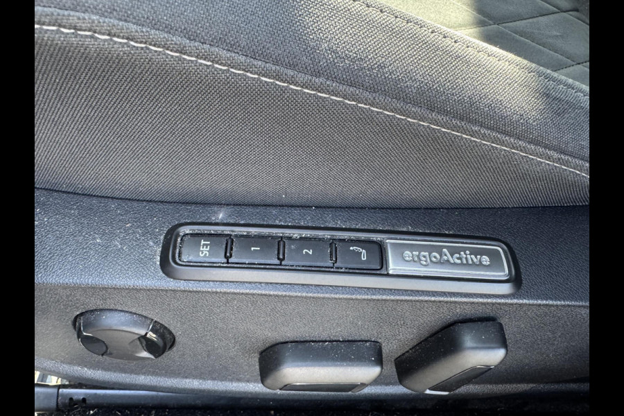 Volkswagen Golf Variant 1.5 eTSI R-Line | Navigatie | Camera | DAB | Trekhaak |