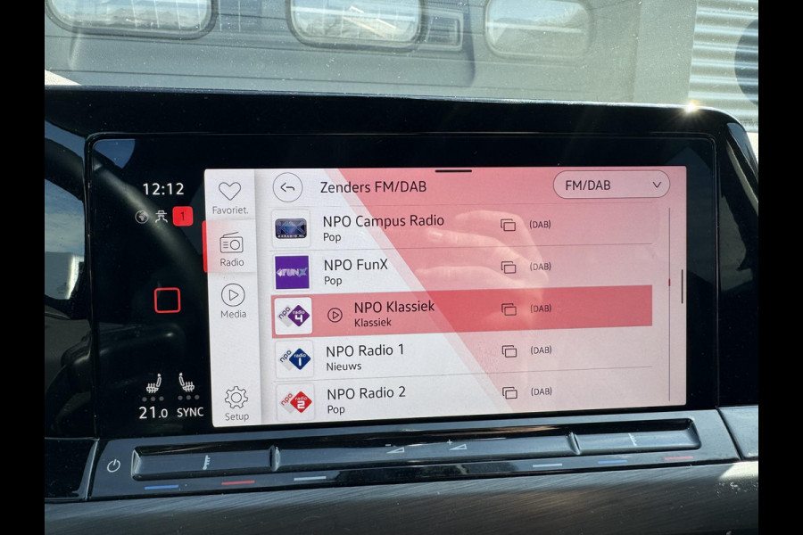 Volkswagen Golf Variant 1.5 eTSI R-Line | Navigatie | Camera | DAB | Trekhaak |