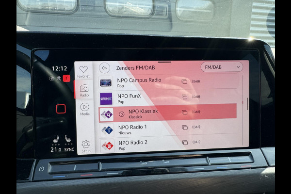 Volkswagen Golf Variant 1.5 eTSI R-Line | Navigatie | Camera | DAB | Trekhaak |