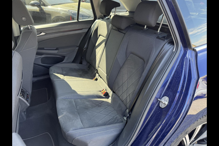 Volkswagen Golf Variant 1.5 eTSI R-Line | Navigatie | Camera | DAB | Trekhaak |