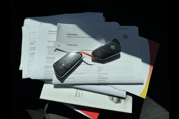 Volkswagen Golf Variant 1.5 eTSI R-Line | Navigatie | Camera | DAB | Trekhaak |