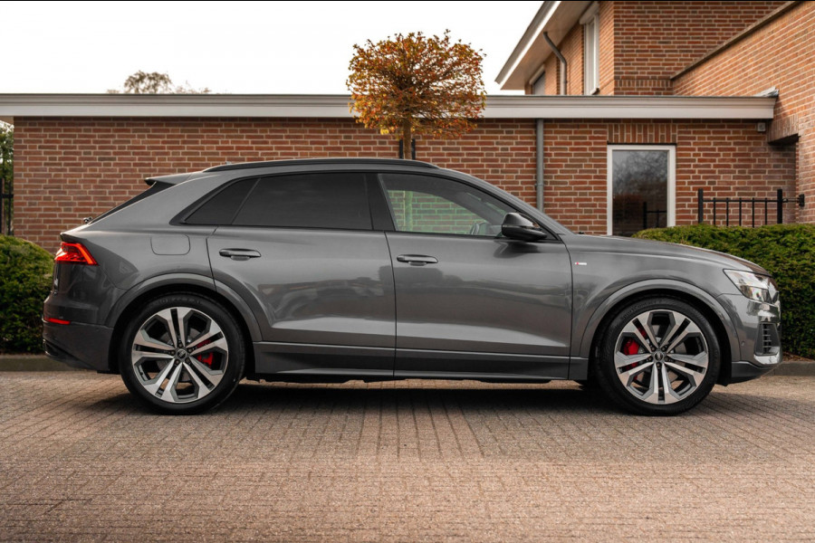 Audi Q8 55 TFSI e Quattro Pro Line S-Line Luchtvering Trekhaak Adaptive LED Matrix 22''