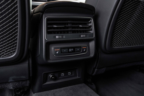 Audi Q8 55 TFSI e Quattro Pro Line S-Line Luchtvering Trekhaak Adaptive LED Matrix 22''