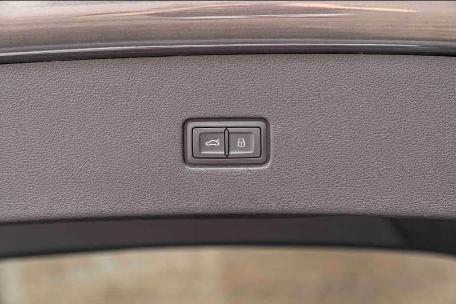 Audi Q8 55 TFSI e Quattro Pro Line S-Line Luchtvering Trekhaak Adaptive LED Matrix 22''