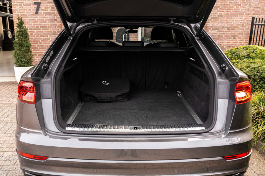 Audi Q8 55 TFSI e Quattro Pro Line S-Line Luchtvering Trekhaak Adaptive LED Matrix 22''