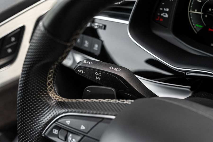 Audi Q8 55 TFSI e Quattro Pro Line S-Line Luchtvering Trekhaak Adaptive LED Matrix 22''