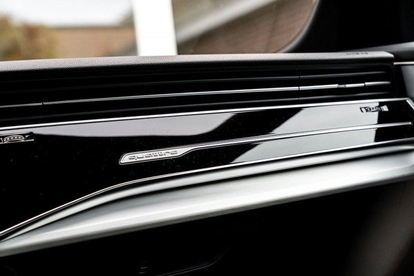 Audi Q8 55 TFSI e Quattro Pro Line S-Line Luchtvering Trekhaak Adaptive LED Matrix 22''