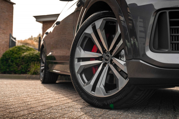 Audi Q8 55 TFSI e Quattro Pro Line S-Line Luchtvering Trekhaak Adaptive LED Matrix 22''