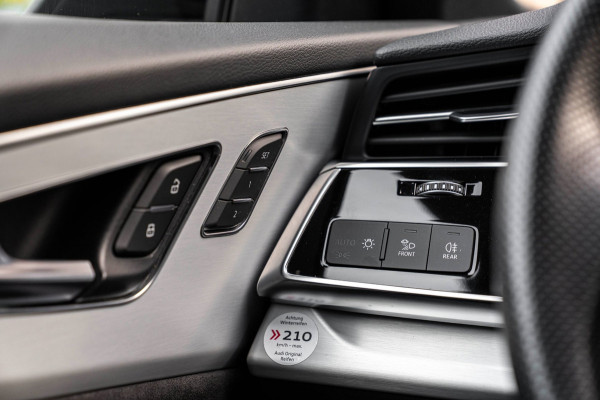 Audi Q8 55 TFSI e Quattro Pro Line S-Line Luchtvering Trekhaak Adaptive LED Matrix 22''