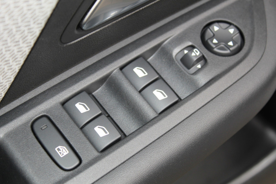 Citroën C4 1.2-130pk Puretech Shine Limited AUTOMAAT ! Gun u het comfort en gemak van een automaat ! Autm. airco, Navigatie, Cruise Control, Climate Control, Lane assist, Stoelverwarming, Camera, Apple CarPlay/Android auto etc.