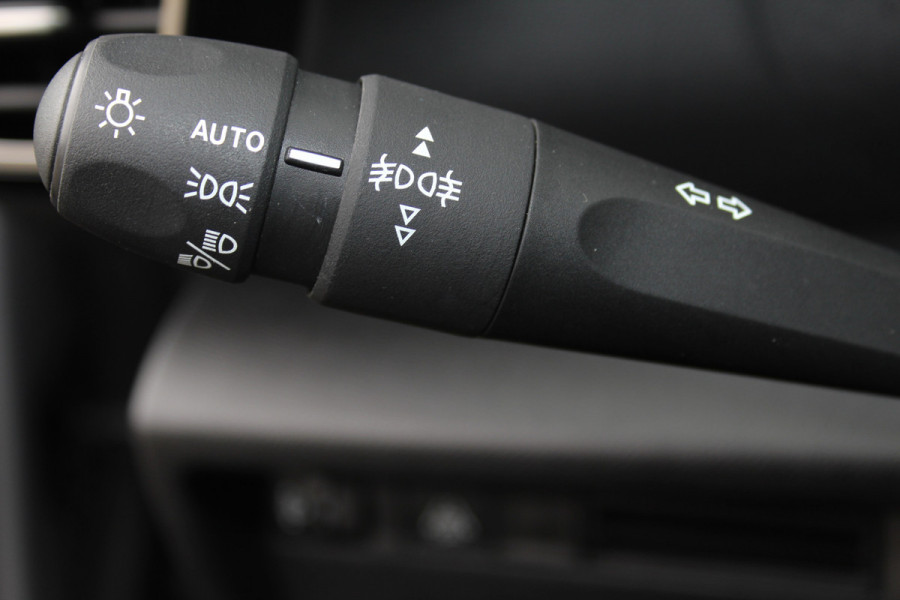 Citroën C4 1.2-130pk Puretech Shine Limited AUTOMAAT ! Gun u het comfort en gemak van een automaat ! Autm. airco, Navigatie, Cruise Control, Climate Control, Lane assist, Stoelverwarming, Camera, Apple CarPlay/Android auto etc.