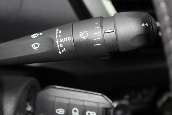 Citroën C4 1.2-130pk Puretech Shine Limited AUTOMAAT ! Gun u het comfort en gemak van een automaat ! Autm. airco, Navigatie, Cruise Control, Climate Control, Lane assist, Stoelverwarming, Camera, Apple CarPlay/Android auto etc.