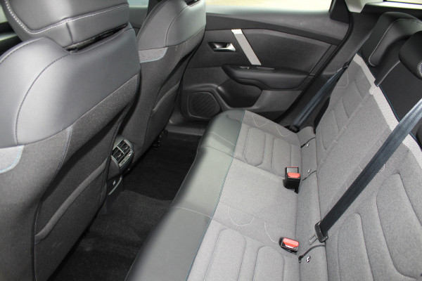 Citroën C4 1.2-130pk Puretech Shine Limited AUTOMAAT ! Gun u het comfort en gemak van een automaat ! Autm. airco, Navigatie, Cruise Control, Climate Control, Lane assist, Stoelverwarming, Camera, Apple CarPlay/Android auto etc.