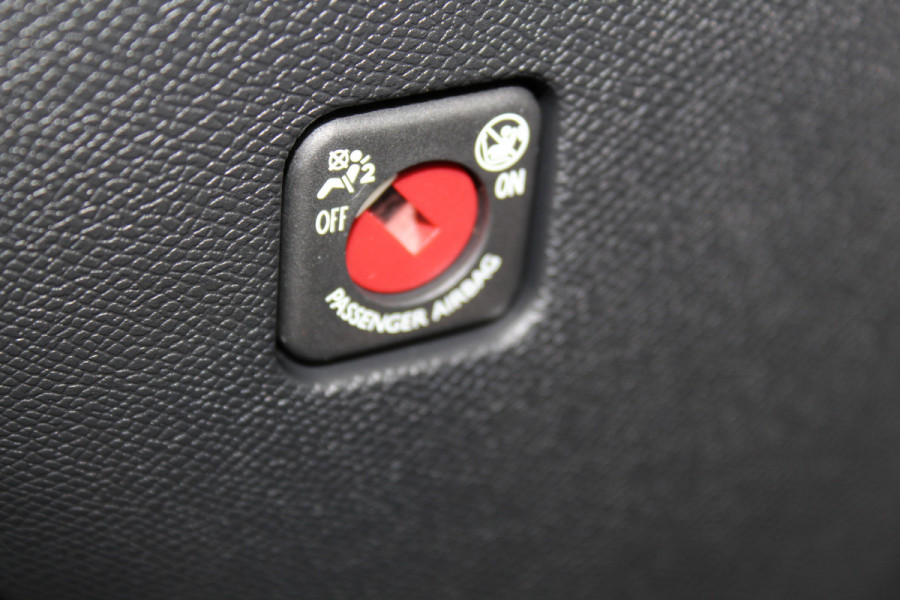 Citroën C4 1.2-130pk Puretech Shine Limited AUTOMAAT ! Gun u het comfort en gemak van een automaat ! Autm. airco, Navigatie, Cruise Control, Climate Control, Lane assist, Stoelverwarming, Camera, Apple CarPlay/Android auto etc.