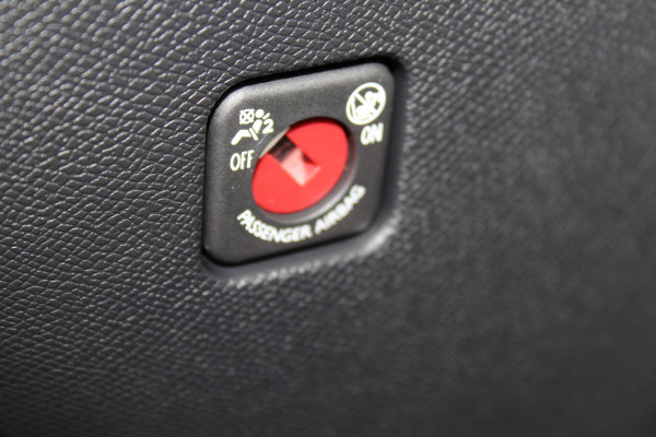 Citroën C4 1.2-130pk Puretech Shine Limited AUTOMAAT ! Gun u het comfort en gemak van een automaat ! Autm. airco, Navigatie, Cruise Control, Climate Control, Lane assist, Stoelverwarming, Camera, Apple CarPlay/Android auto etc.