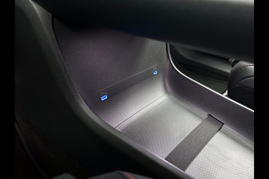 Mercedes-Benz Glb 250+ Business Solution AMG 7p. 85.5 kWh | Premium pakket | Winterpakket | Nightpakket | Trekhaak | Verstelbare demping | 20” multispaakse AMG-velgen | Vast panoramadak | Sfeerverlichting | GUARD 360° |