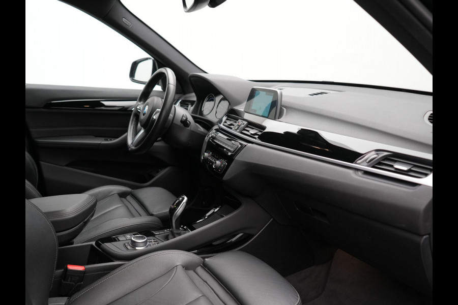 BMW X1 sDrive18i M Sport 141pk | Trekhaak Afn. | Camera | Lederen Sportstoelen Verwarmd | Navigatie | Cruise Control | LED Koplampen | 18"L.M |