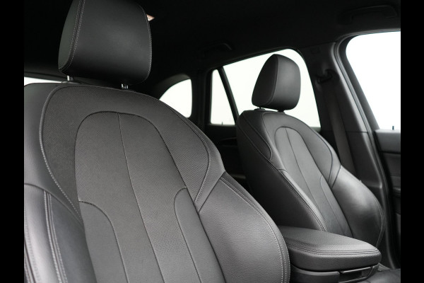 BMW X1 sDrive18i M Sport 141pk | Trekhaak Afn. | Camera | Lederen Sportstoelen Verwarmd | Navigatie | Cruise Control | LED Koplampen | 18"L.M |