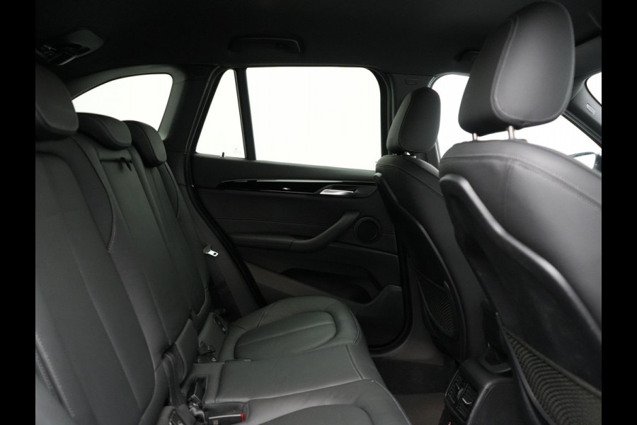 BMW X1 sDrive18i M Sport 141pk | Trekhaak Afn. | Camera | Lederen Sportstoelen Verwarmd | Navigatie | Cruise Control | LED Koplampen | 18"L.M |